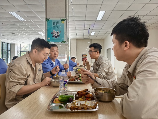 8.24 后勤服务暖人心 同心护航中修行——彬州公司综合办全力保障中修工作侧记 附图3.jpg