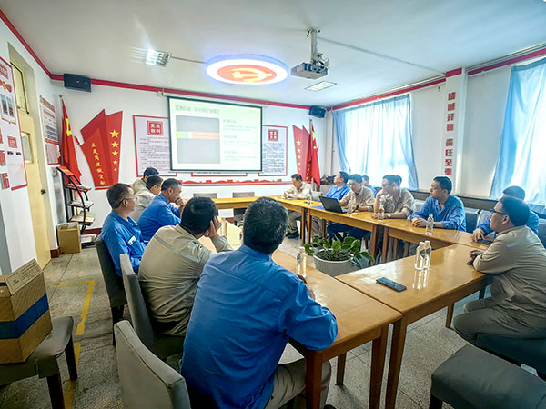 动力车间评议小组正在进行民主评议.jpg