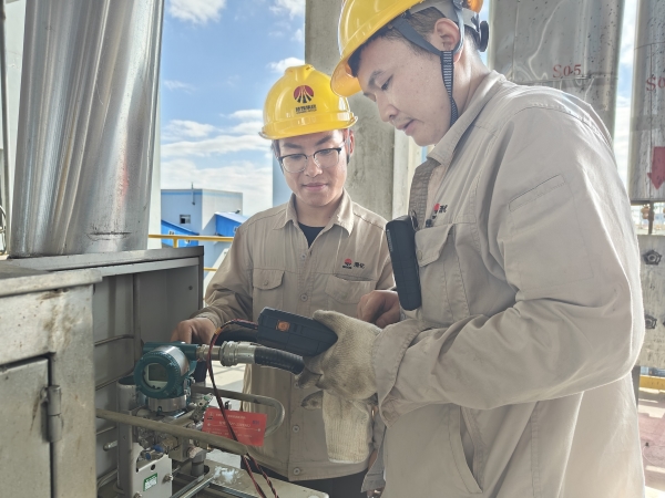 陈阳在气化炉上给王少华讲解校准流量变送器1.jpg