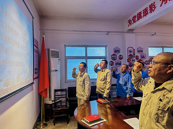 8月25日下午，物料车间党支部组织重点岗位廉洁风险防控人员，开展了以“薪火相传守廉洁，履职尽责启新程”为主题的廉洁教育活动--开展廉洁承诺宣誓.jpg