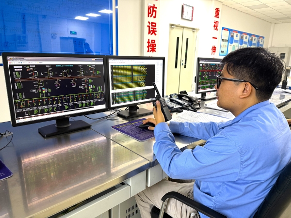 运行班长张浩东正在总变调度工作.jpg