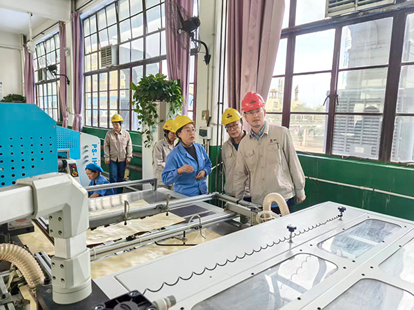 271761534221158697.jpg 党支部书记带队的小组对生产流程细致排查 600.jpg