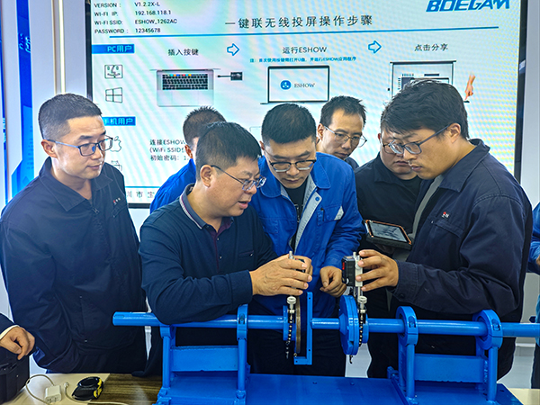 291761696424199732.jpg 厂家售后人员对职工进行答疑解惑.jpg