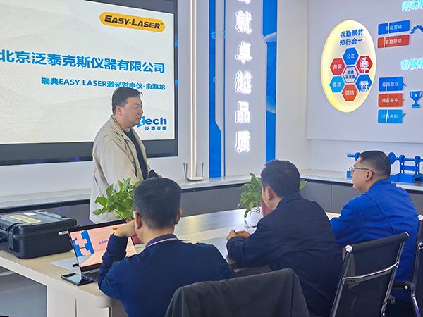 291761696439234212.jpg 机械修造部设备工程师蒋凌霄对职工进行学习说明.jpg