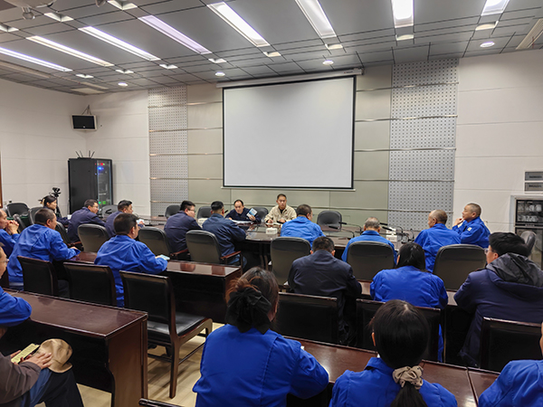 291761729056100706.jpg 10月27日,公司领导组织学习安全制度.jpg