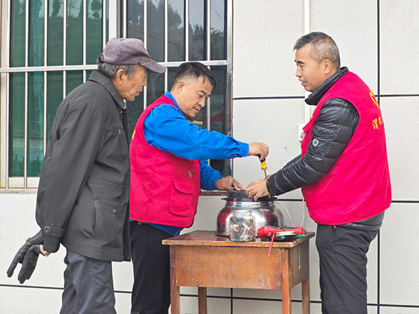 311761883038866768.jpg 2025年10月30日驻村工作队家电维修.jpg