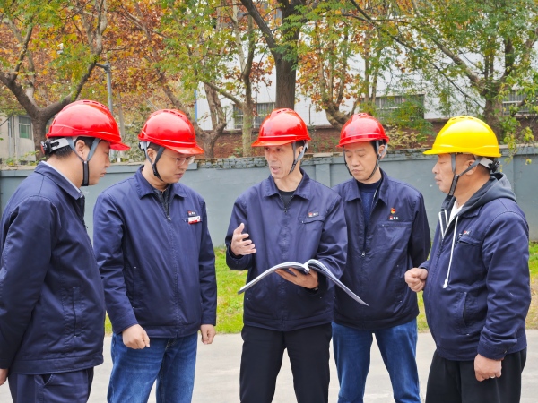 051762353421433578.jpg 11月5日,公司领导任党宏深入库房检查 (1)(1) 600.jpg