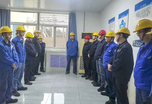 071762506564465199.jpg 班前会车间安全员对班组进行随机消气防知识提问.jpg