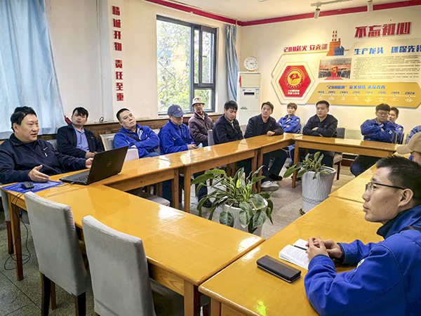 071762506578194343.jpg 车间安全月对班组进行消、气防知识培训.jpg