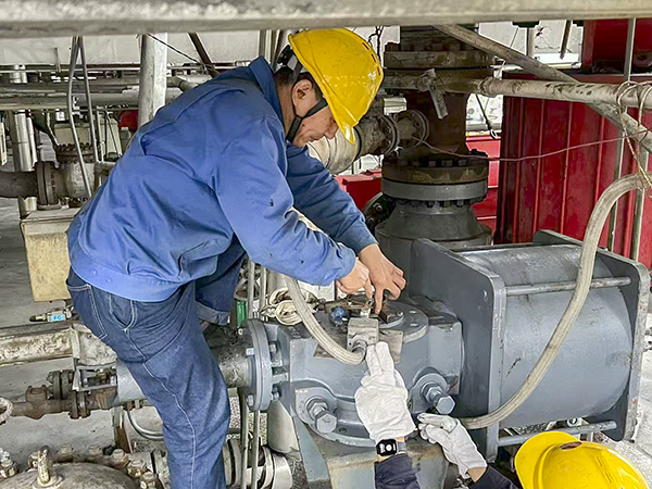 081762562775196312.jpg 11月7日立冬当天,冒着寒风细雨,计控电仪部仪表工们正在现场进行检修工作,为冬季装置平稳运行筑牢安全屏障3 futu.jpg