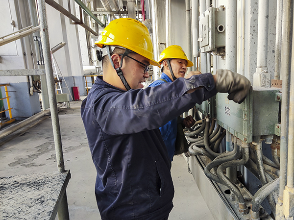 081762562793130676.jpg 11月7日立冬当天,冒着寒风细雨,计控电仪部仪表工们正在现场进行检修工作,为冬季装置平稳运行筑牢安全屏障.jpg
