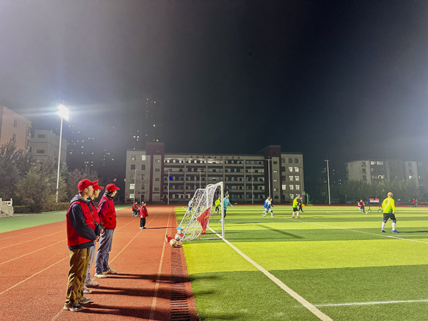 101762736912102183.jpg 2025年11月8日渭化集团“安康杯”足球赛决赛-捡球员.jpg