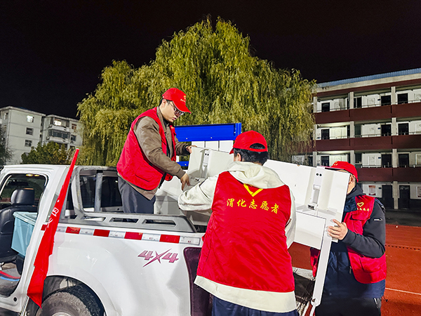 101762736925152821.jpg 2025年11月8日渭化集团“安康杯”足球赛决赛-搬运物资.jpg