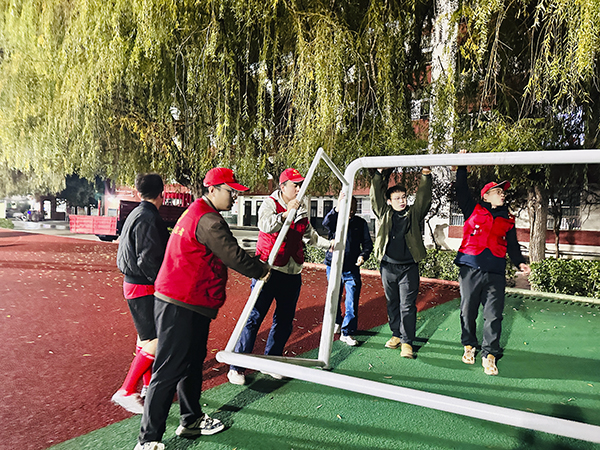 101762736938305555.jpg 2025年11月8日渭化集团“安康杯”足球赛决赛-搬运器材.jpg