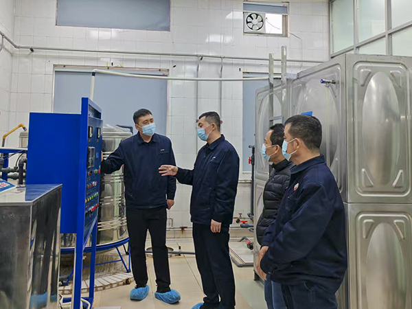 121762939611975502.jpg 11月12日,赵强到纯净水厂视察工作.jpg