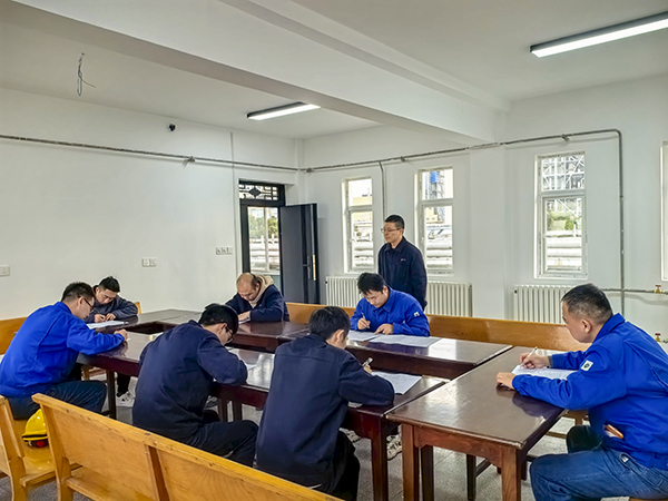 141763110589119787.jpg 2025年11月13日下午,物料车间班组长常用安全生产标准规范汇编学习笔答考试现场。.jpg