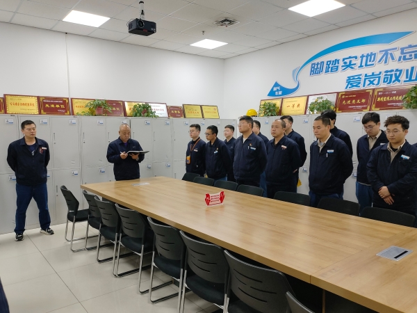 图1 交接班会韩主任重点传达防冻方案。.jpg