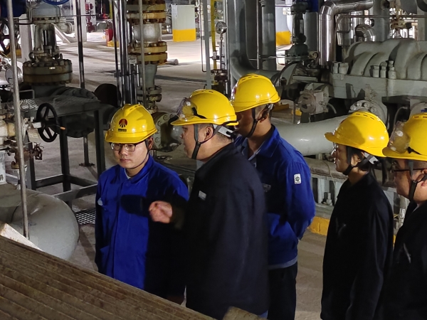 图2 班长现场教学防冻操作技能。.jpg