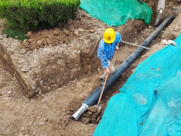 检修人员修整坑道，利于管口对接 (1).jpg