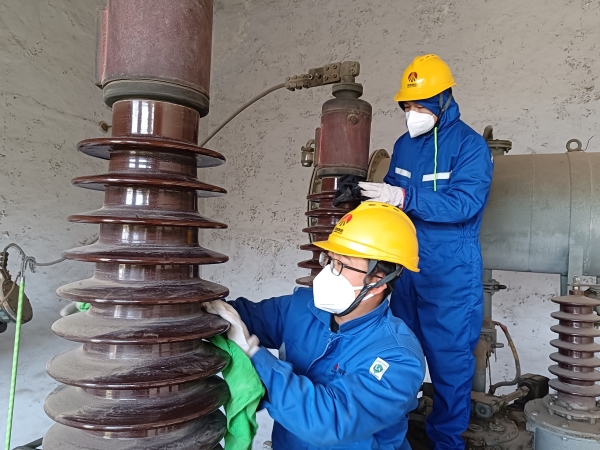 工作班成员对变压器整体清扫.jpg