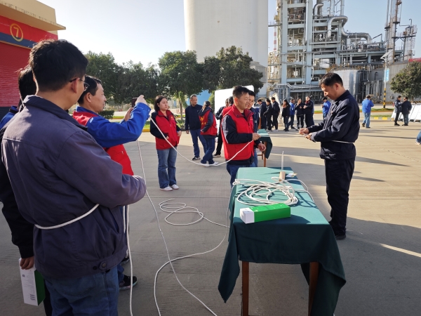 11月27日，在计控电仪部副部长沈敬辉的带领下，员工们积极参与逃生绳结“生死时速”活动.jpg