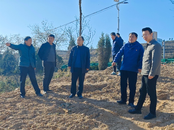 12月3日 集团公司党委委员、纪委书记王社教深入阿兰寨督导检查乡村振兴工作 (2)(1).jpg