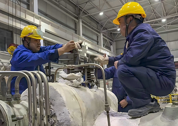 肖睿与车间技术员在调节阀处架设百分表  600.jpg