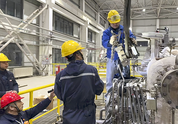 李旭东与肖睿吊装旧油动机  600.jpg