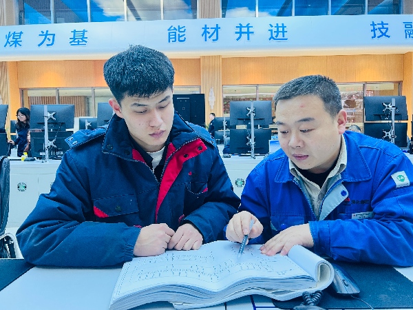 191766131986196506.jpg 师傅张伟强传授操作经验(1).jpg