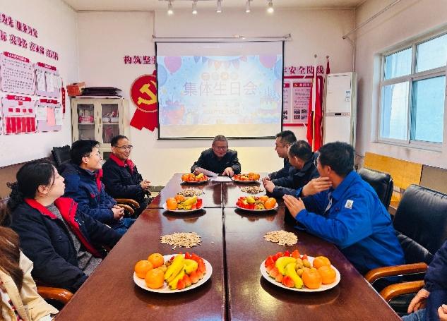 251766650310121887.jpg 12月24日下午,原料车间开展以“年末攻坚,安全稳产”为主题的职工集体生日会(1).jpg