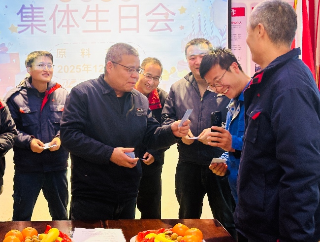 251766650359138496.jpg 12月24日下午,原料车间开展以“年末攻坚,安全稳产”为主题的职工集体生日会--连线公派至赞比亚过生日职工(裁剪后)(1).jpg