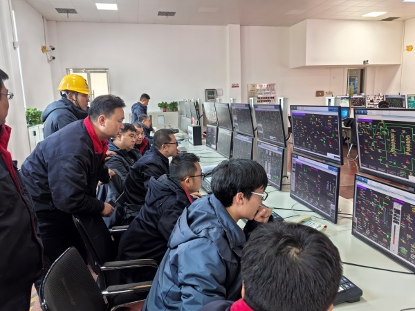 061767681853154651.jpg 1月5日,在中控室参与气化炉投料2.jpg
