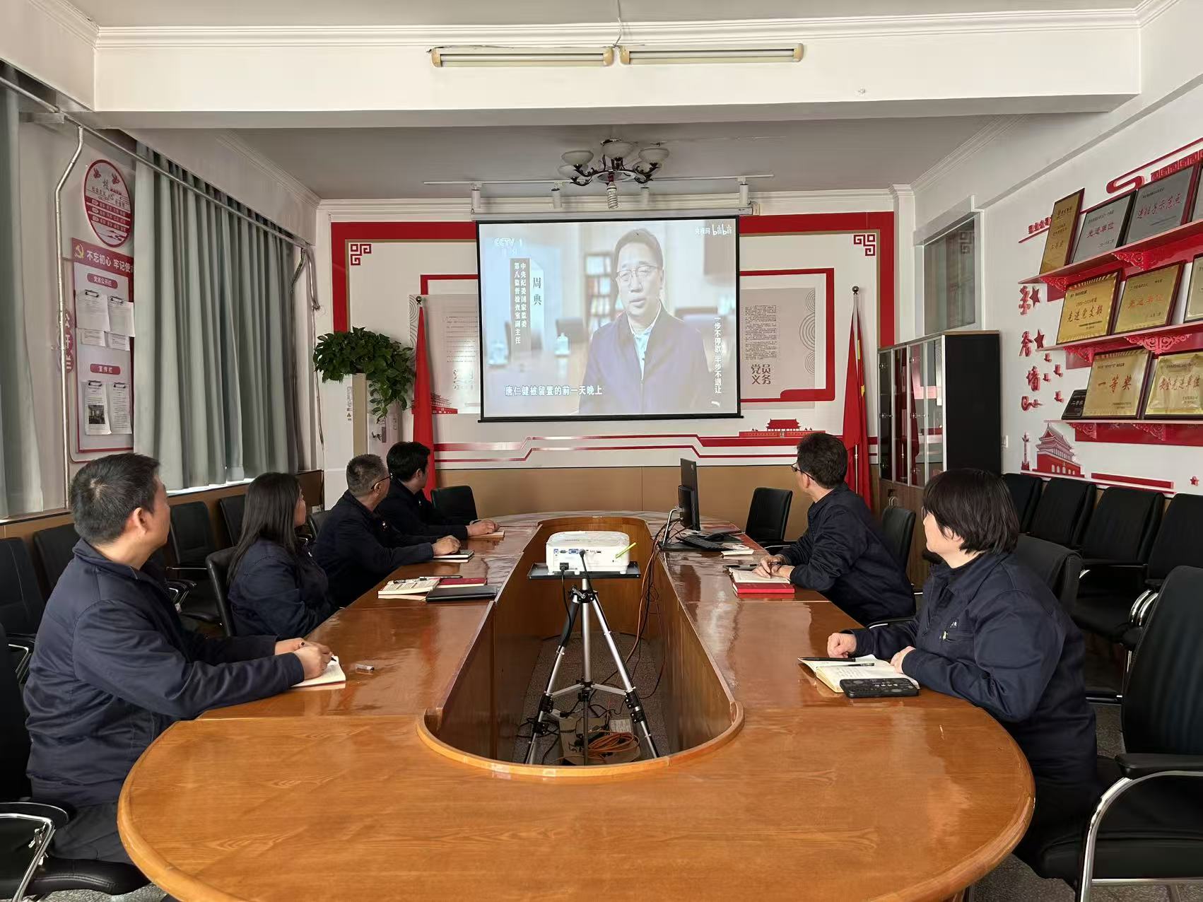 131768285382117152.jpg 1月12日下午,陕西渭河塑业组织全体党员干部集中观看反腐专题片《一步不停歇半步不退让》.jpg