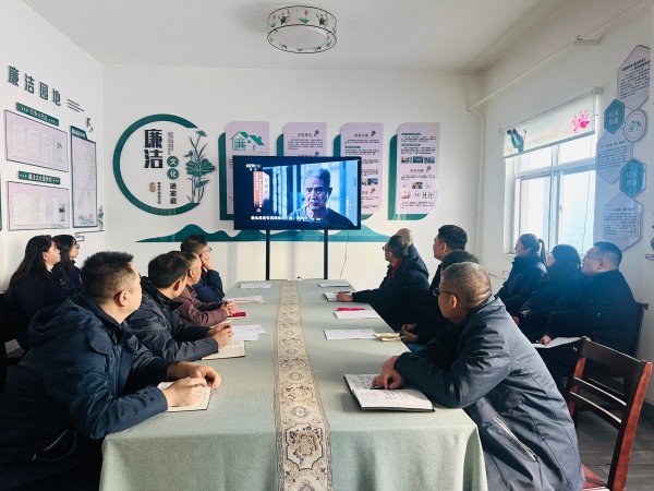161768532551920123.jpg 1月13日下午,原料车间党支部开展以“学警示案例 守廉洁底线”为主题的党日活动-图为观看警示教育专题片《一步不停歇半步不退让》之《严惩政商勾连腐败》.jpg