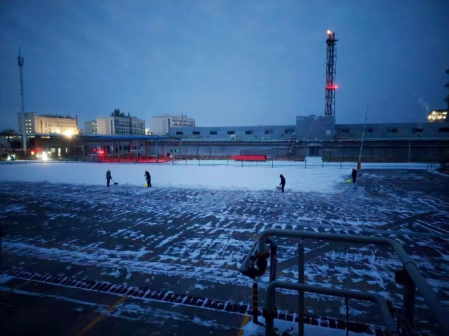 221769047594186092.jpg 2026年1月19日,乙二醇车间职工清理装车站停车场积雪-1(1).jpg