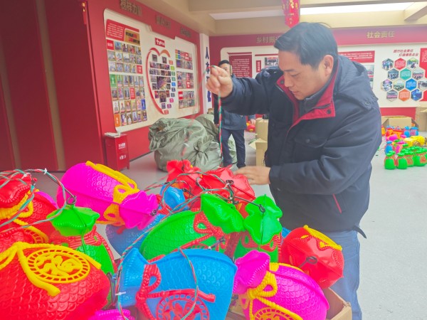 101770685329142258.jpg 职工张彦文在娱乐中心进行花灯的组装.jpg