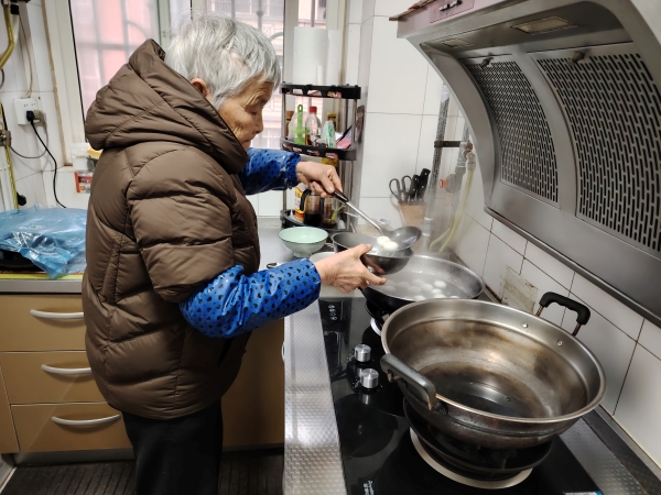 031772520658761019.jpg 3月3日,武宇佳的奶奶正在煮元宵.jpg