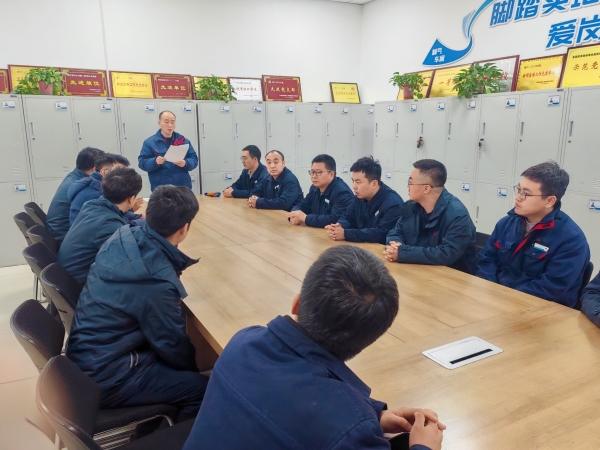 061772758116812813.jpg 3月3日夜班,班长王鹏利用交接班间隙传达节水理念。.jpg