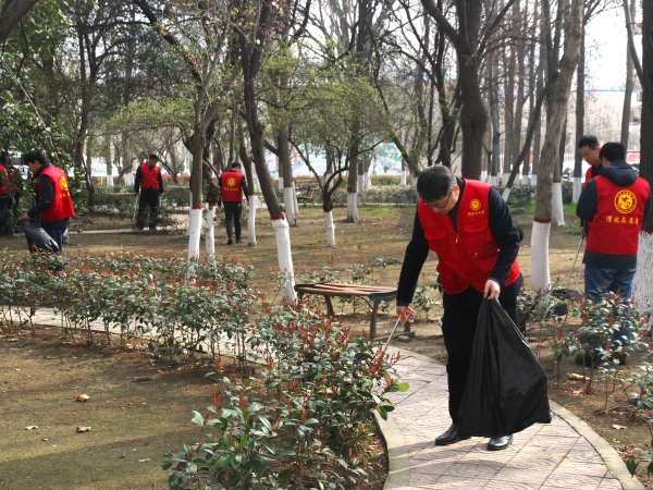 061772763819413973.jpg 环境整治流动志愿服务队清理社区环境.JPG