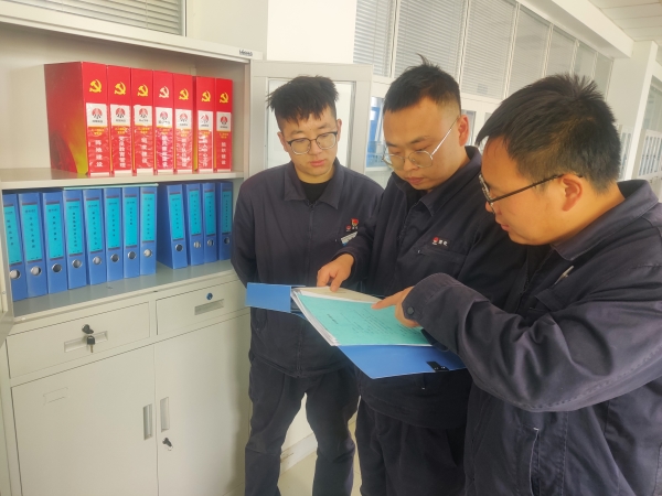301774829422199052.jpg 3月26日,对标交流会后乙二醇副班长魏翔向制气车间一班组员展示班组台账照片.jpg