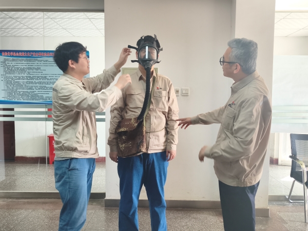 281777334753180403.jpg 化工一班班长对新员工进行防毒面具培训.jpg