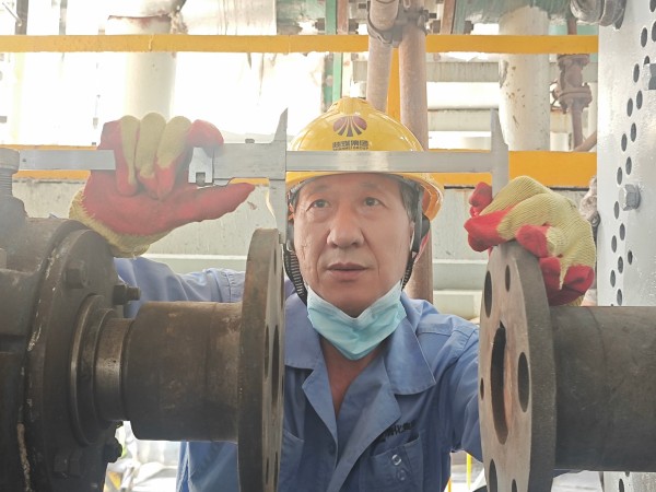 031777774237170765.jpg 柯贤恩在气化工段进行联轴器找正作业.jpg