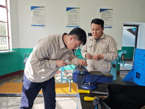 091778289856110990.jpg 马顺邦指导青工进行钳工实操练习.jpg