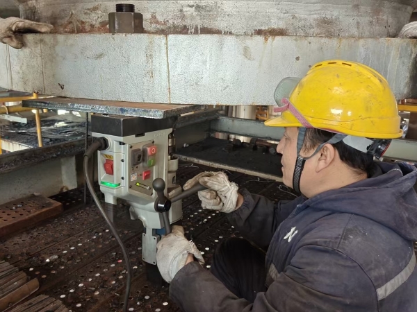 091778290003199664.jpg 马顺邦正在使用扩孔器顺利扩孔.jpg