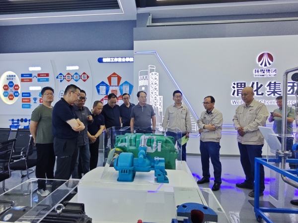 131778627802598481.jpg 参观团队在张博祯创新工作室现场交流学习.jpg