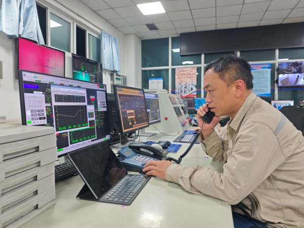 181779074102888375.jpg 班长魏高强在控制室统筹安排各项工作.jpg