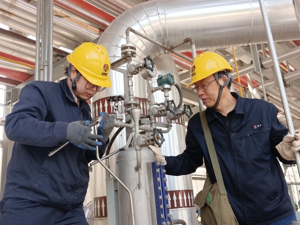 5月20日，计控电仪部员工在现场进行仪表计量检测作业-2.jpg