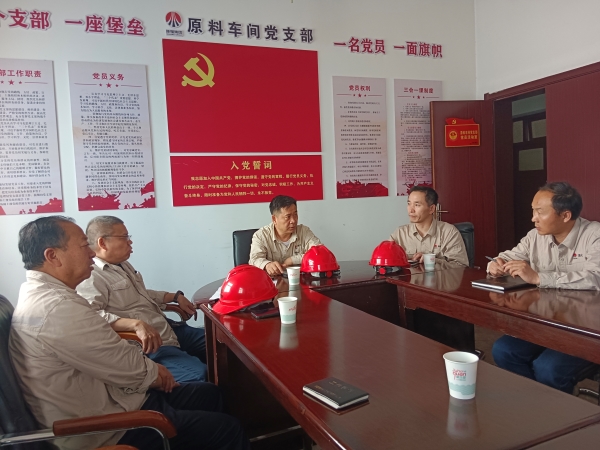 221779421619438961.jpg 在原料车间检查.jpg