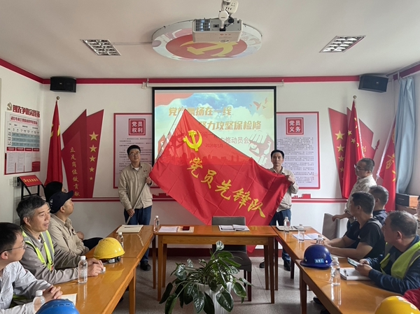011780283566651541.jpg 赵深林向党员先锋队授旗.jpg