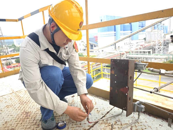 021780390892108686.jpg 6月2日,一期装置中修全面铺开,计控电仪部仪表检修团队全力开展现场检维修工作3.jpg